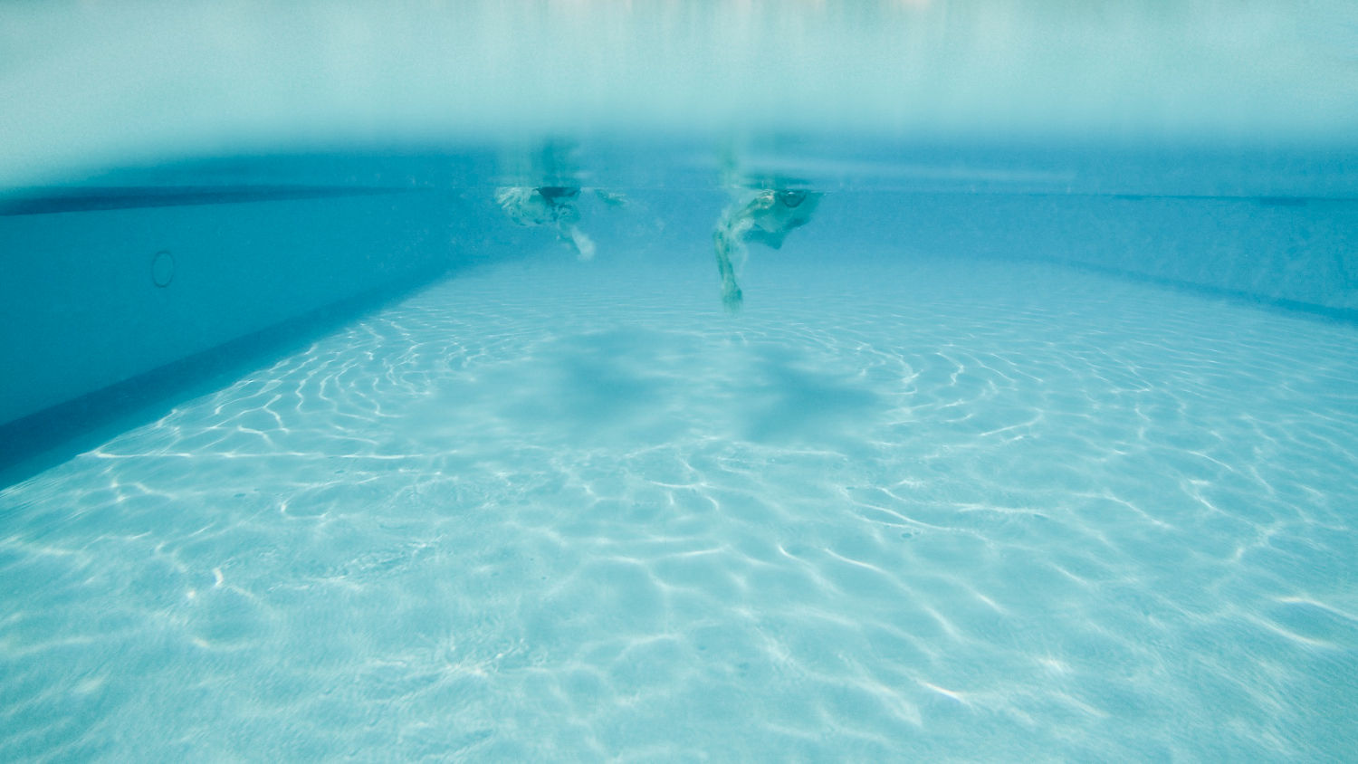 Conoce las técnicas para aclarar una piscina blanquecina.